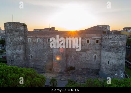 Catane, Sicile en Italie. Vue aérienne du château d'Ursino à l'aube. Est un ancien château médiéval construit à l'époque de Frederik le deuxième de Swabia Banque D'Images