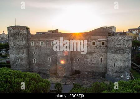 Catane, Sicile en Italie. Vue aérienne du château d'Ursino à l'aube. Est un ancien château médiéval construit à l'époque de Frederik le deuxième de Swabia Banque D'Images