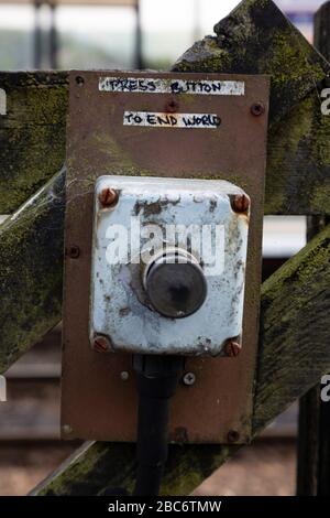 Un bouton d'arrêt d'urgence est ajouté à l'esprit et indique « appuyez sur le bouton pour terminer le monde » Banque D'Images