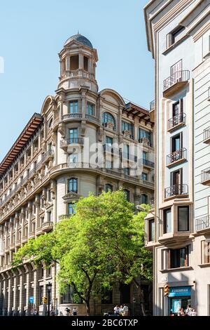 BARCELONE, ESPAGNE - 04 JUIN 2019 : Architecture de bâtiment de façade dans la ville de Barcelone, Espagne Banque D'Images