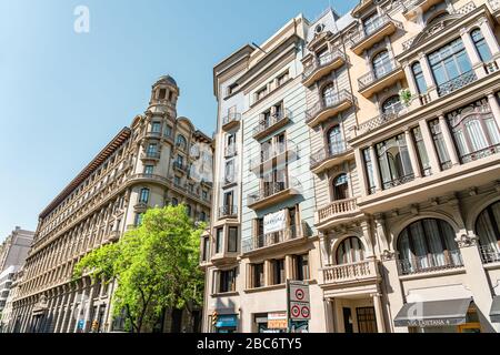 BARCELONE, ESPAGNE - 04 JUIN 2019 : Architecture de bâtiment de façade dans la ville de Barcelone, Espagne Banque D'Images