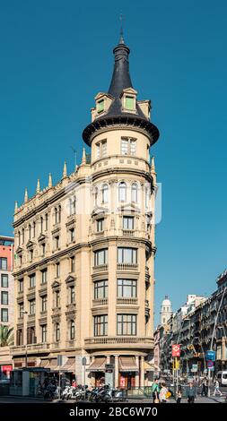 BARCELONE, ESPAGNE - 04 JUIN 2019 : les gens et les touristes apprécient la vie quotidienne dans le centre ville de Barcelone Banque D'Images