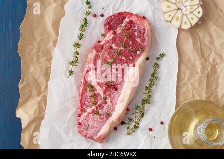 Gros morceau entier de viande de boeuf brute, stripline sur papier parchemin blanc Banque D'Images