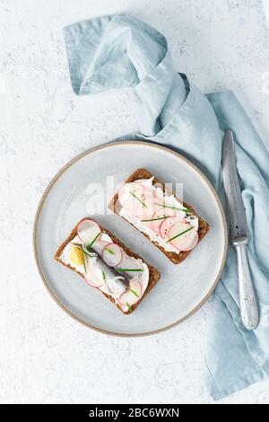 Smorrebrod de poisson salé, jeu de cinq sandwichs traditionnels danois. Pain de seigle noir Banque D'Images