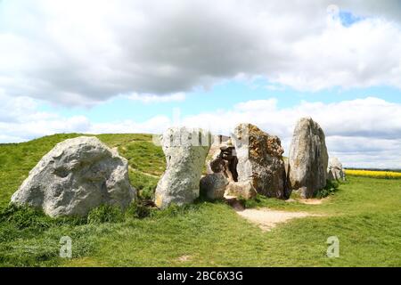 Le West Kennet Long Barrow fait partie de la complexe néolithique d'Avebury dans le Wiltshire, UK Banque D'Images