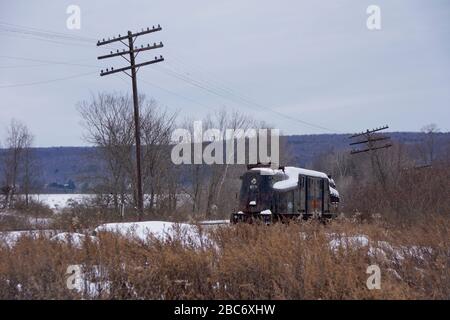 Vieille locomotive rouillée dans la neige Banque D'Images