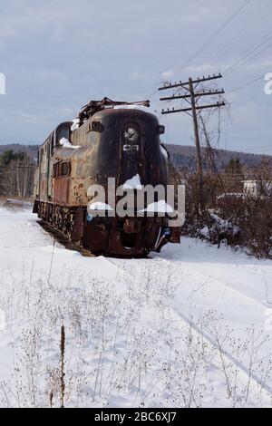 Vieille locomotive rouillée dans la neige Banque D'Images