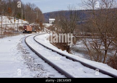 Vieille locomotive rouillée dans la neige Banque D'Images