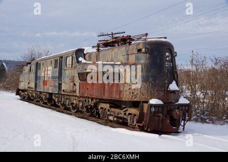 Vieille locomotive rouillée dans la neige Banque D'Images