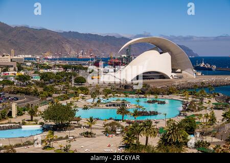 Vue aérienne de l'Auditorio de Tenerife Adán Martín, maison de l'Orchestre symphonique de Tenerife, le port de la ville au loin Banque D'Images