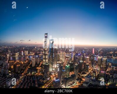 Shanghai, Chine - 18 juillet 2018 : vue aérienne de Lujiazui, Shanghai, au coucher du soleil Banque D'Images