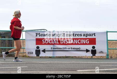 Brighton UK 3 avril 2020 - signe de distanciation sociale sur le front de mer de Brighton le jour onze des gouvernements ont verrouillé au Royaume-Uni pendant la crise pandémique de Coronavirus COVID-19 . Crédit: Simon Dack / Alay Live News Banque D'Images