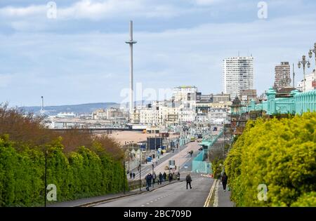 Brighton UK 3 avril 2020 - Brighton front de mer Dukes Mound à Madeira Drive vu de la ville de Kemp fin de la ville le jour onze des gouvernements ont verrouillé au Royaume-Uni pendant la crise pandémique Coronavirus COVID-19 . Crédit: Simon Dack / Alay Live News Banque D'Images