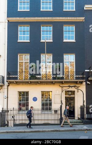 La 50 Berkeley Square (1750), reputly hantée, est marquée d'une plaque bleue parce qu'elle est l'ancienne résidence du Premier ministre britannique, George Canning. Banque D'Images