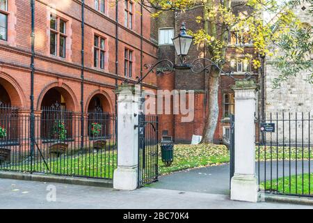 Entrée de Mount Street aux jardins de Mount Street, jardin public du quartier Mayfair de Londres, Royaume-Uni. Banque D'Images