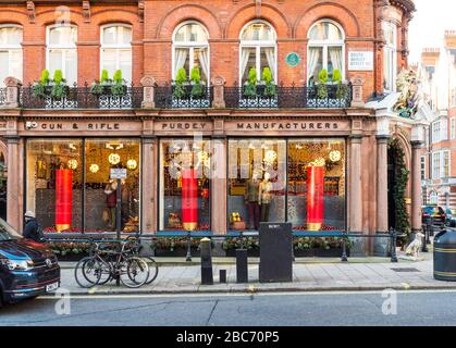 James Purdey & Sons est un tireur britannique dans South Audley Street, Mayfair, Londres, Royaume-Uni. Les salles d'exposition sont décorées pour la saison de Noël. Banque D'Images