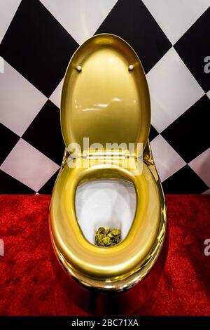 toilettes d'or avec de l'argent au rez-de-chaussée comme concept. Banque D'Images
