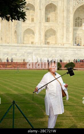 Femme faisant selfie avec bâton au Taj Mahal Banque D'Images