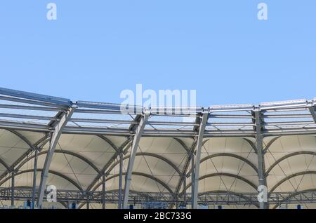 Toit de câble au stade. Travaux en acier de construction sur l'arène. Banque D'Images