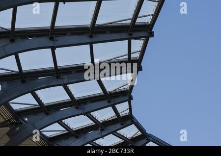 Toit de câble au stade. Travaux en acier de construction sur l'arène. Banque D'Images