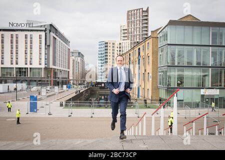 Matt Hancock, secrétaire à la santé, à l'ouverture de l'hôpital NHS Nightingale au centre Excel de Londres, hôpital temporaire avec 4000 lits qui a été mis en place pour le traitement des patients de Covid-19. Photo PA. Date de l'image: Vendredi 3 avril 2020. Divisé en plus de 80 salles contenant chacune 42 lits, l'établissement sera utilisé pour traiter les patients du groupe Covid-19 qui ont été transférés d'autres unités de soins intensifs à Londres. Voir l'histoire de PA SANTÉ Coronavirus Charles. Crédit photo devrait lire: Stefan Rousseau/PA Wire Banque D'Images