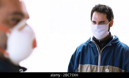 Deux personnes parlent de garder la distance de sécurité, porter un masque de protection pour le virus du coronavirus ou le virus du covid-19 dans une ville. Virus Corona, Covid-19, vi Banque D'Images