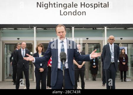 Matt Hancock, secrétaire à la santé, à l'ouverture de l'hôpital NHS Nightingale au centre Excel de Londres, hôpital temporaire avec 4000 lits qui a été mis en place pour le traitement des patients de Covid-19. Photo PA. Date de l'image: Vendredi 3 avril 2020. Divisé en plus de 80 salles contenant chacune 42 lits, l'établissement sera utilisé pour traiter les patients du groupe Covid-19 qui ont été transférés d'autres unités de soins intensifs à Londres. Voir l'histoire de PA SANTÉ Coronavirus Charles. Crédit photo devrait lire: Stefan Rousseau/PA Wire Banque D'Images