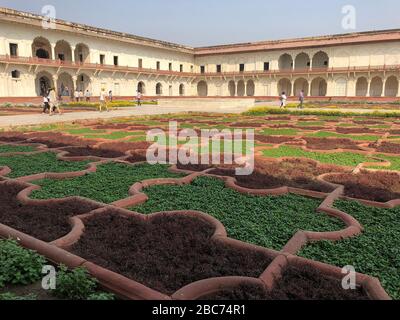 Agra, Uttar Pradesh, Inde - Mars 2018: Les gens marchent le long des beaux jardins paysagers du fort Agra en Inde. Banque D'Images