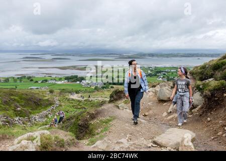 Mère et fille sur un sentier de randonnée, escalade Croagh Patrick montagne à Westport, Co.Mayo, Irlande Banque D'Images