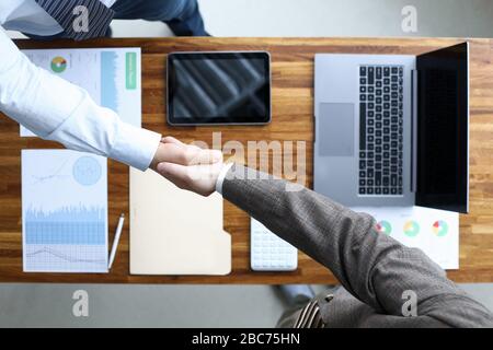 Men shaking hands Banque D'Images