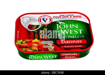 Moule à sardines désossées John West, sauce tomate épicée, sardines étamées, logo du produit john West sardines, étain sardine, John West, marque, étamé, étain, Banque D'Images