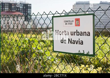 Le verger urbain du quartier de Navia signe le 19 février 2020 dans la ville de Vigo, Pontevedra, Espagne. Banque D'Images