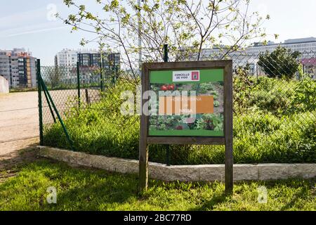 Le verger urbain du quartier de Navia signe le 19 février 2020 dans la ville de Vigo, Pontevedra, Espagne. Banque D'Images