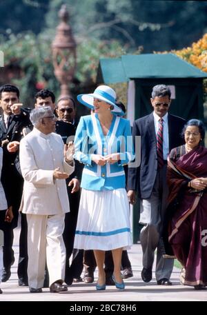 La princesse Diana et le prince Charles de HRH visitent le cimetière de guerre du Commonwealth à New Delhi lors de sa tournée royale de l'Inde en février 1992 Banque D'Images