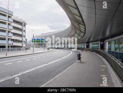 Düsseldorf, Allemagne. 03ème avril 2020. Le parking au niveau des départs de l'aéroport de Düsseldorf au début des vacances de Pâques est déserté. Crédit: Marcel Kusch/dpa/Alay Live News Banque D'Images