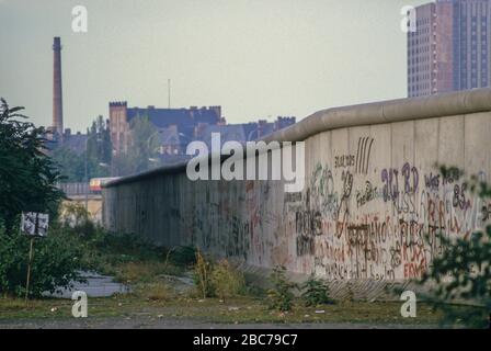 Certaines des dernières photos avec le mur de Berlin de l'Ouest côté allemand jours avant qu'il est tombé le 9 novembre 1989. Le mur de Berlin divisé à partir de la chambre 196 Banque D'Images