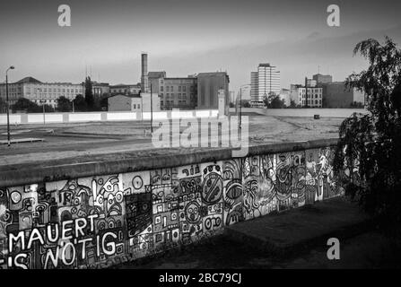 Certaines des dernières photos avec le mur de Berlin de l'Ouest côté allemand jours avant qu'il est tombé le 9 novembre 1989. Le mur de Berlin divisé à partir de la chambre 196 Banque D'Images