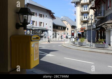 Boite aux lettres. Affiche indiquant les jours de relève du courrier. Saint-Gervais-les-bains. Haute-Savoie. France. Banque D'Images