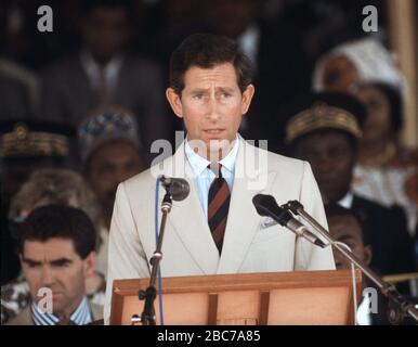 HRH Prince de Galles, le Prince Charles prononce un discours lors d'une visite à Bmodifia au Cameroun le 22 mars 1990. Banque D'Images