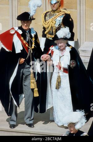 HM Queen Elizabeth, la Reine mère est escortée de la Chapelle Saint-Georges par le roi d'Espagne Juan Carlos. Les Royals britannique et espagnol y ont participé Banque D'Images