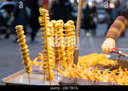 Vente de pommes de terre Tornado coréennes à Myeongdong, Corée du Sud. Cuisine de rue coréenne, brindille de pommes de terre. Banque D'Images