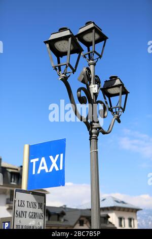 Arrêt taxi. Lampalaire. Centre-ville. Saint-Gervais-les-bains. Haute-Savoie. France. Banque D'Images