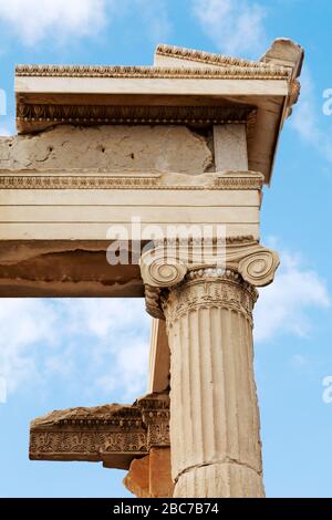 Détail d'une colonne ionique de la Propylaea à Athènes, Grèce. Il fait partie de l'ancienne porte de l'Acropole Athenienne. Banque D'Images