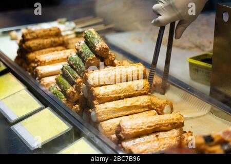 Gâteau de poisson coréen, Eomuk ou Odeng, fraîchement cuit et affiché sur un étalage alimentaire. Cuisine de rue coréenne à Myeongdong, Corée du Sud. Banque D'Images