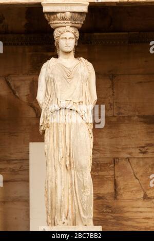 Figure féminine, sculptée de pierre, le porche des caryatides sur l'Erechtheion à Athènes, Grèce. Banque D'Images