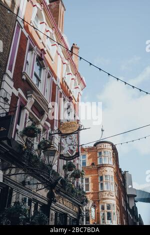 Londres, Royaume-Uni - 06 mars 2020 : façade et décor du Lion blanc à Covent Garden, un quartier touristique célèbre de Londres avec de nombreux magasins et restaurants Banque D'Images