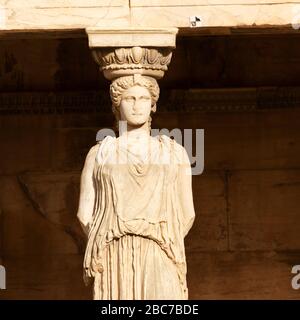 Figure féminine, sculptée de pierre, le porche des caryatides sur l'Erechtheion à Athènes, Grèce. Banque D'Images