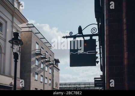 Londres, Royaume-Uni - 06 mars 2020: Panneau à l'extérieur du magasin MAC à Covent Garden, un célèbre quartier touristique de Londres avec beaucoup de magasins et restaurants. Banque D'Images