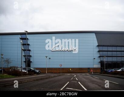 RUE, SOMERSET, Royaume-Uni - 9 mars 2020: Clarks centre de distribution de chaussures regardant calme sur une journée grise. Banque D'Images