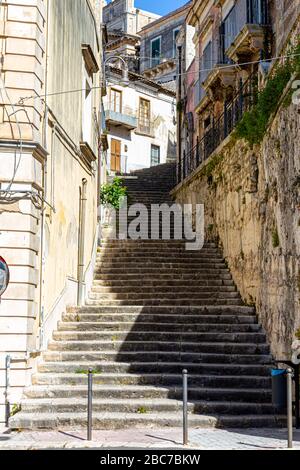 Modica (Sicile) : escalier baroque sicilien dans la ville ancienne Banque D'Images